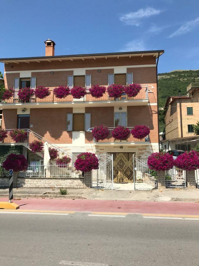 Appartamento La Signora Dei Fiori Gubbio Esterno foto